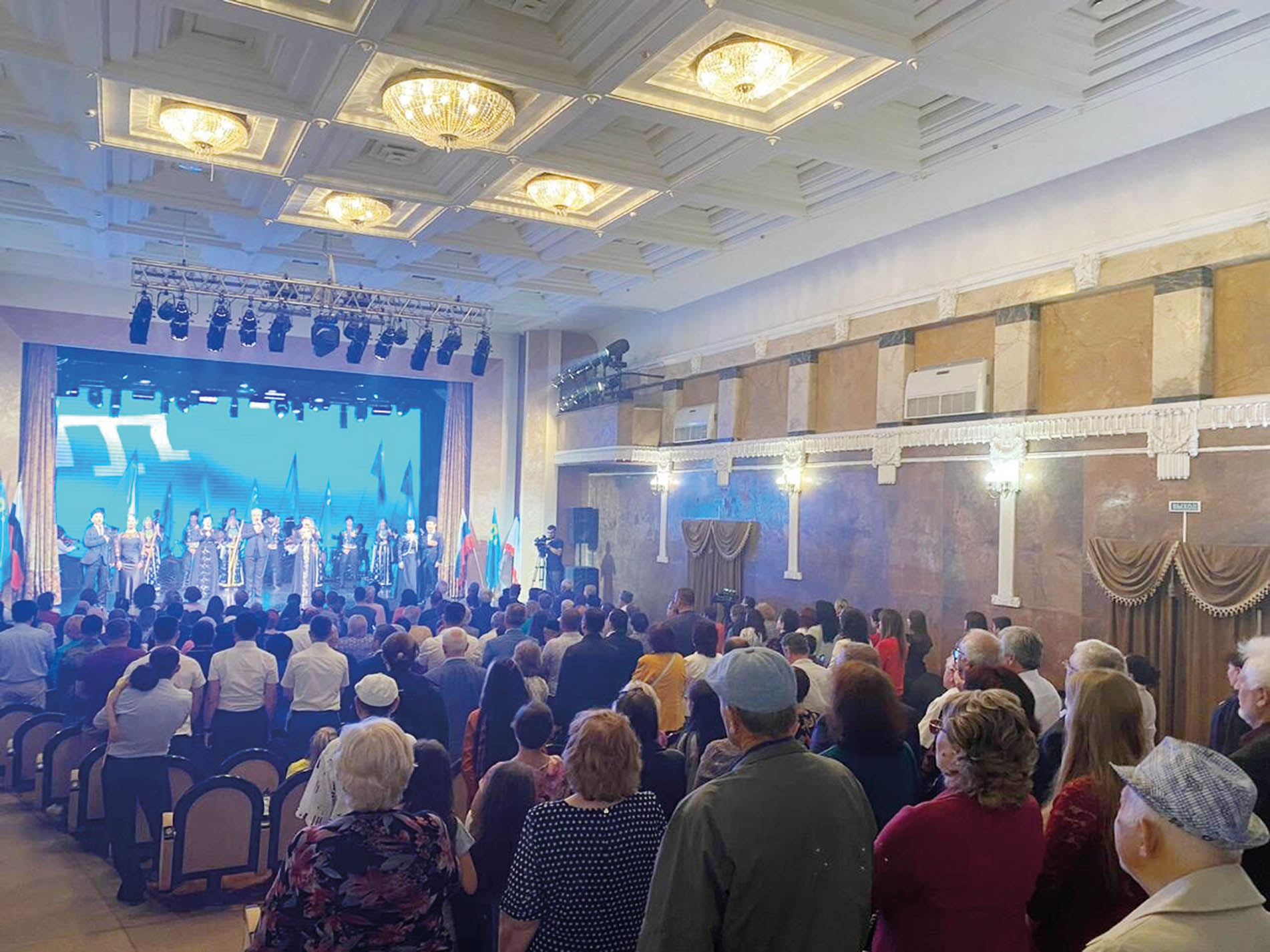 Дорогие сердцу песни, стихи и  танцы — от  артистов  театра